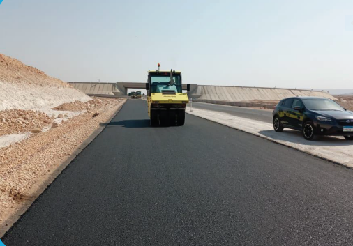 أعمال الأسفلت على طريق الفرافرة - كم ٤٠
